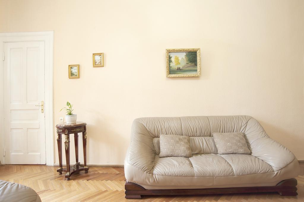 Apartment In Purtseladze Street ティビリシ エクステリア 写真