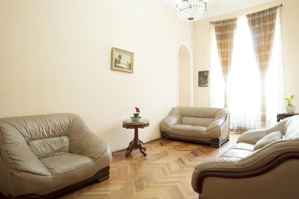 Apartment In Purtseladze Street ティビリシ エクステリア 写真