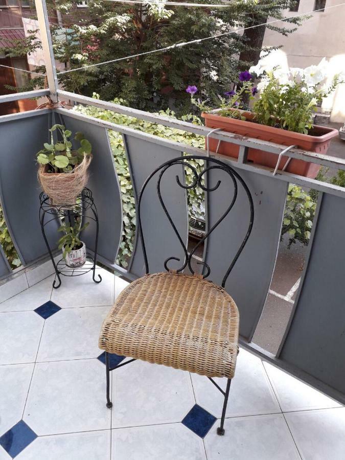 Apartment In Purtseladze Street ティビリシ エクステリア 写真